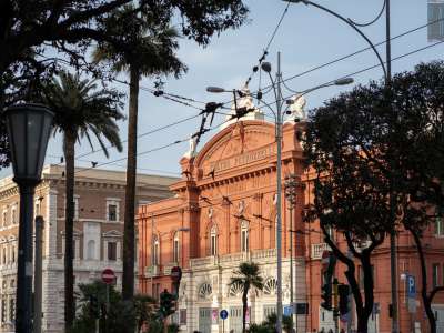 Ci soffermiamo sui lunghi cavi del filobus che segnano ancora il cielo sopra corso Cavour, nonostante questo tipo di mezzo sia stato dismesso in citt� nel 1987